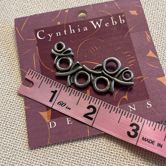 Cynthia Webb Designs Hugs and Kissed Pin NWT Hand Crafted! - Picture 3 of 3